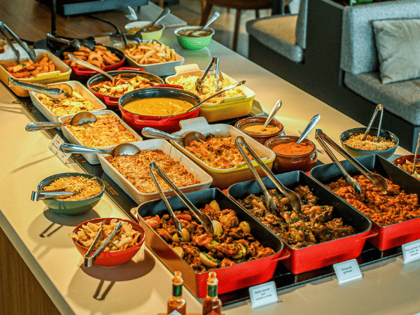 Buffet do almoço no Rivière